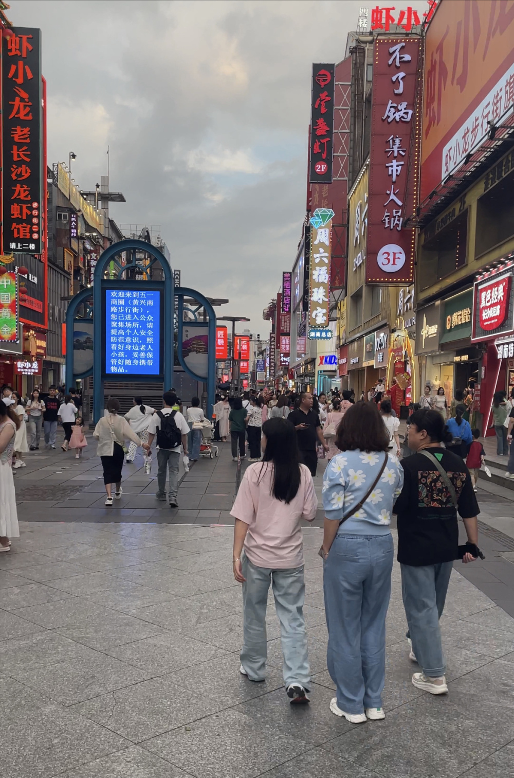 人潮拥挤的街道上,穿深色衣服和浅色衣服的人数相差不大.