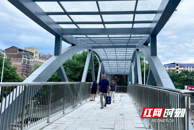 南津北路升起"暖心虹"