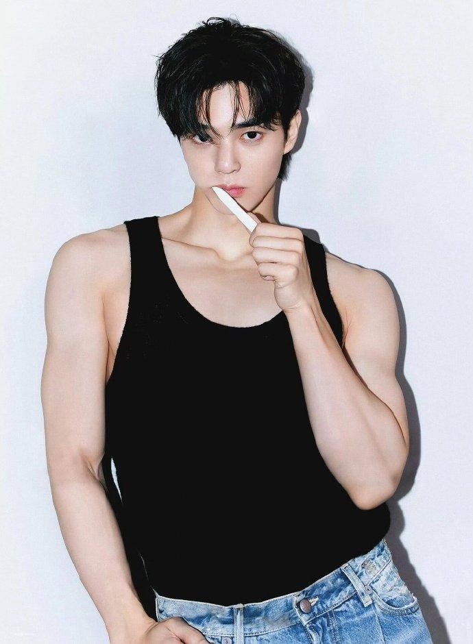 近日,韩国男星宋江频繁登微博热搜榜,盛赞其身材样貌.