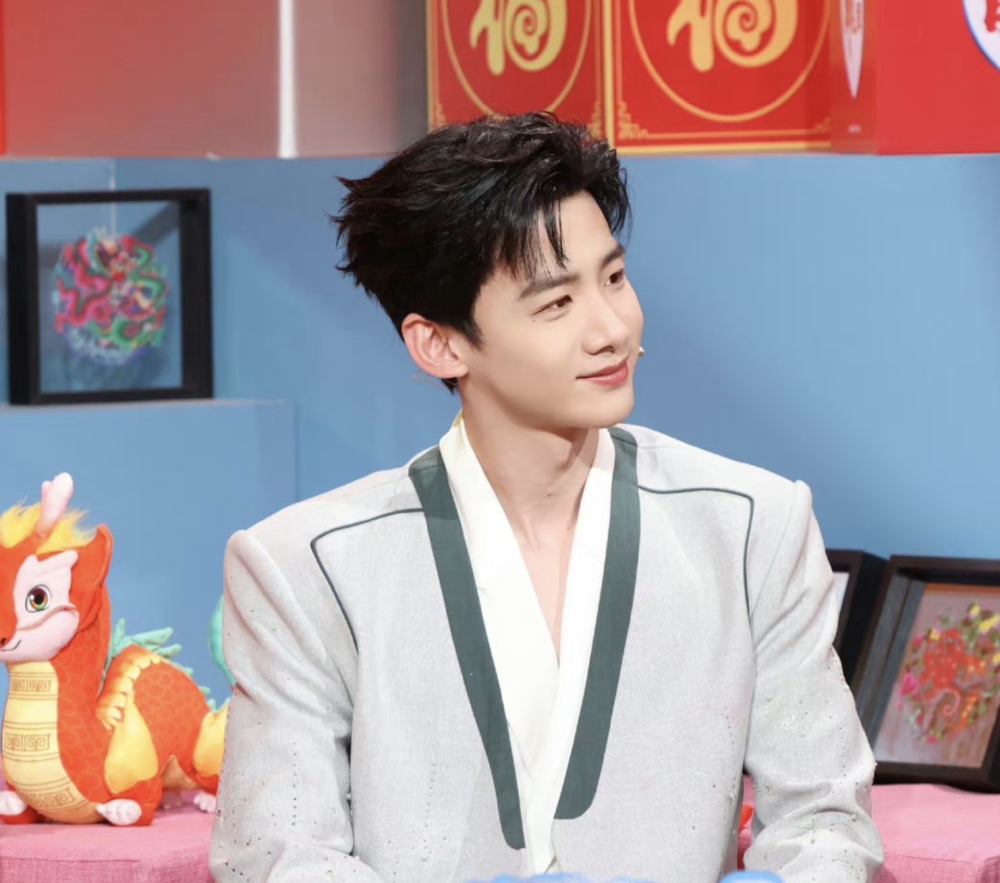 白敬亭全网掉粉,网友劝宋轶与其分手,杨紫也被拉下水_腾讯新闻