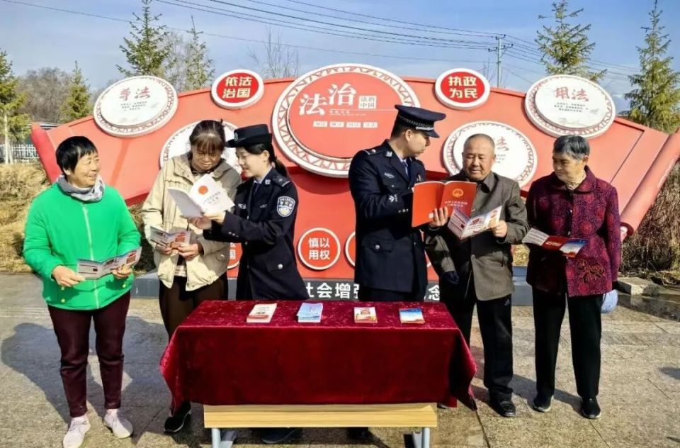 4月7日,温泉县公安局塔秀派出所民辅警走进田间,街头,通过案例解析