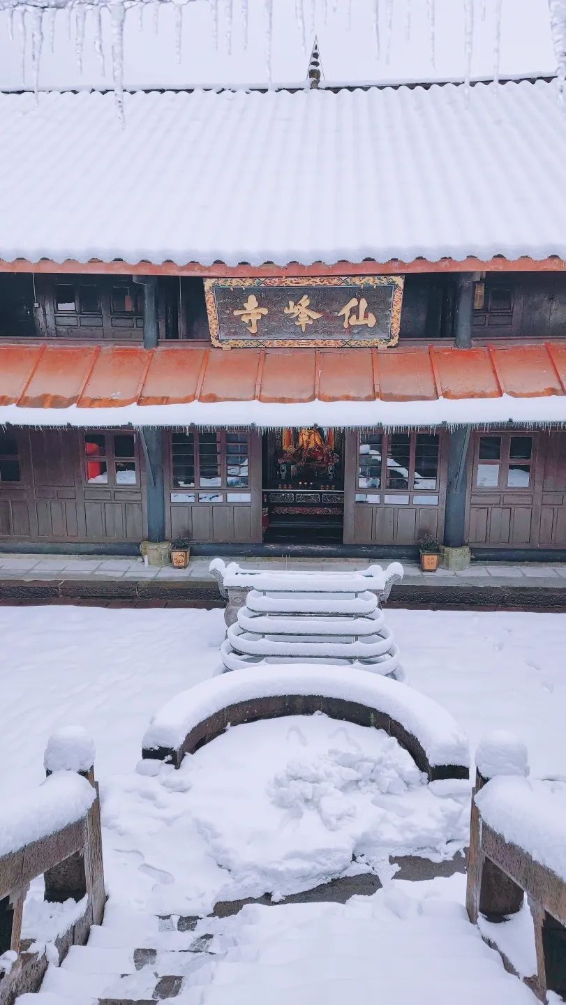 白雪覆盖的土地上一座古老的寺庙静静地屹立在在宁静的山谷中一场悄然