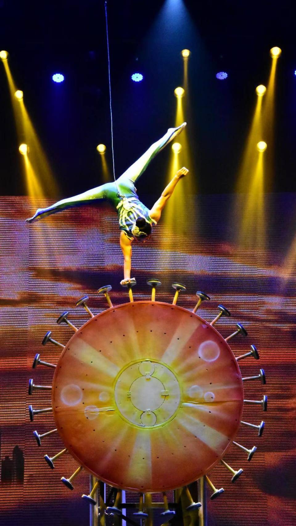 江苏杂技凭"凌云"奇技,夺"金狮奖"第一名_腾讯新闻