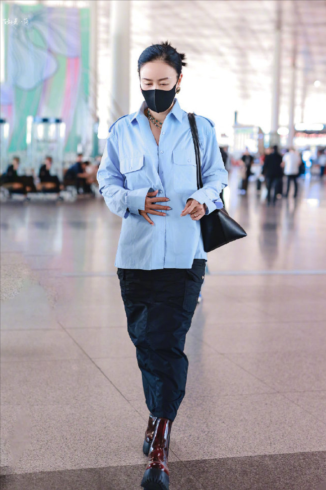 56岁那英久违舞台首秀,穿"水晶雨滴装"气场全开,出场已经赢了