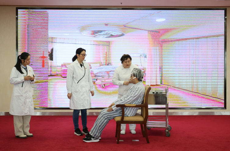 "七十多岁的于阿姨因恶性肿瘤晚期住进安宁疗护病房,而在确诊癌症之前