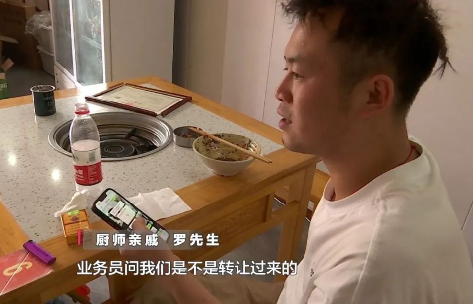 商家厨师亲戚  罗先生饭店厨师告诉记者,由于饭店老板在外地,他们一时