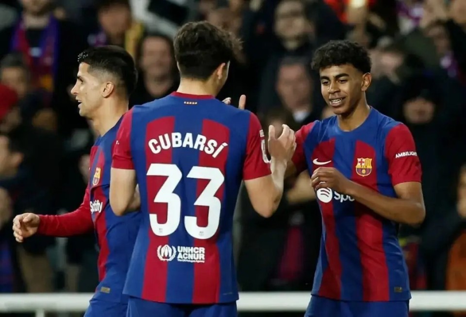 世体巴萨成为欧冠历史上第一支首发两名未成年球员的球队