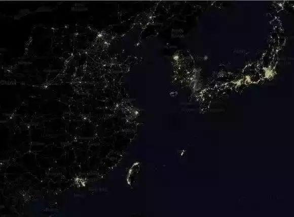 从这张上世纪九十年代卫星航拍的亚洲夜景灯光可以发现,中国的亮度