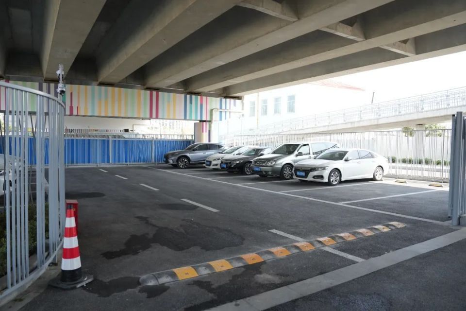 而市民关注的岸线公园二期自有配套停车场方面,记者也从普陀区绿容局