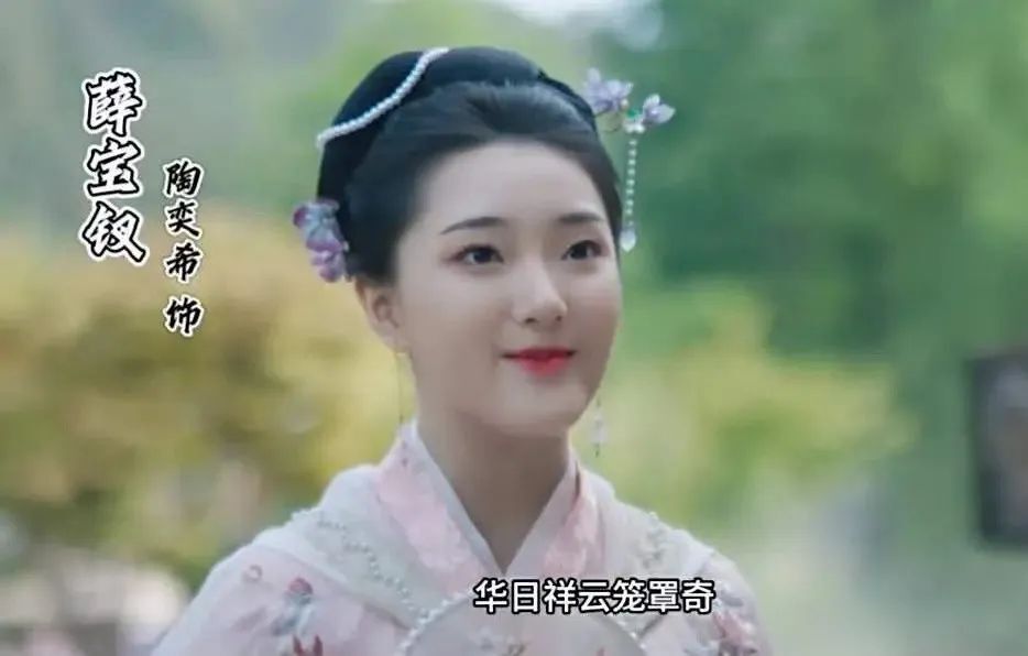 再出现时,07年出生的陶奕希脸长开了些,但脸圆了一圈,面部肿胀,下巴变