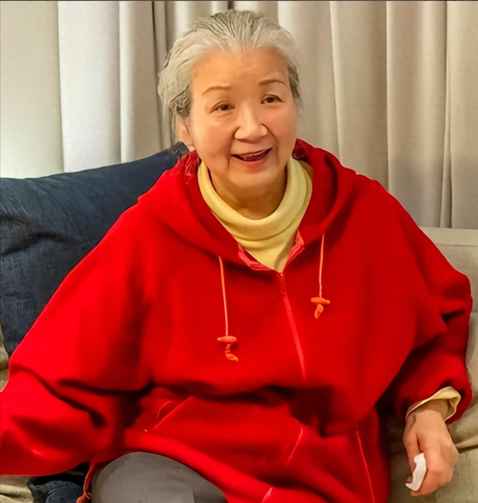 众明星慰问"祖母"曹翠芬,81岁无儿无女,手腕上飘花大玉镯抢镜