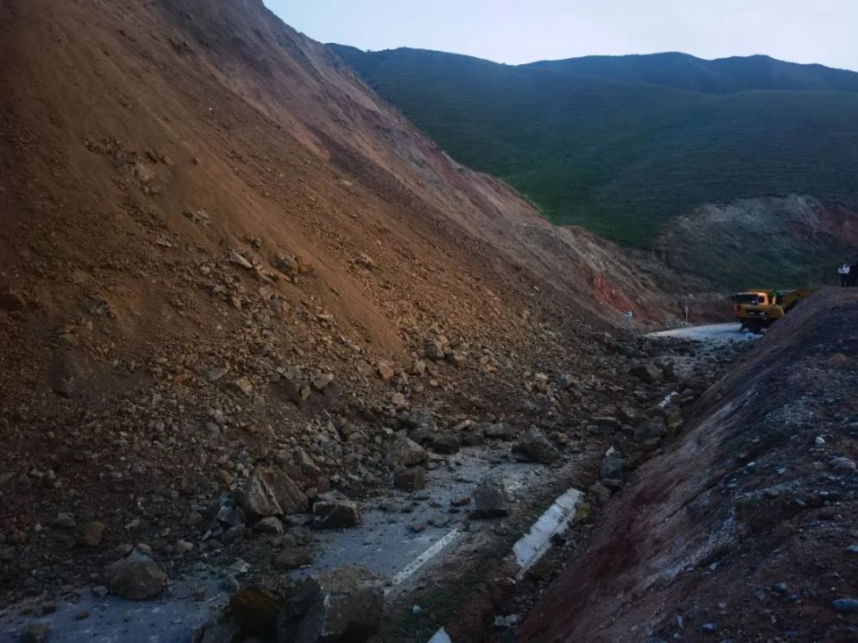 5月28日晚20时许,s101省道乌苏辖区k309处发生山体滑坡,道路双向交通