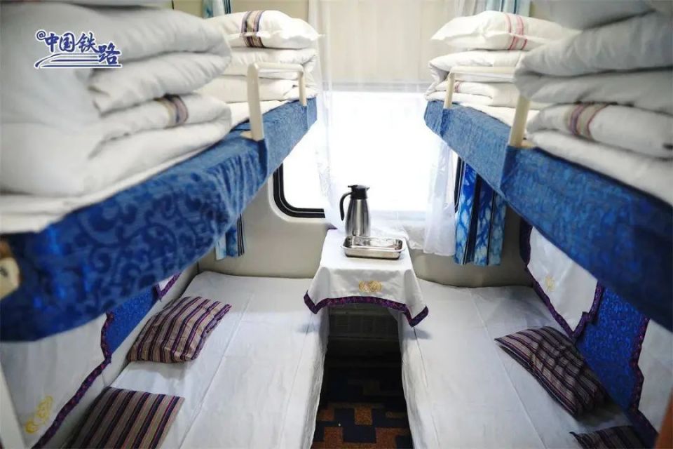 透过窗还能欣赏沿途美景外部走廊宽敞明亮每间软卧有4个铺位每间房