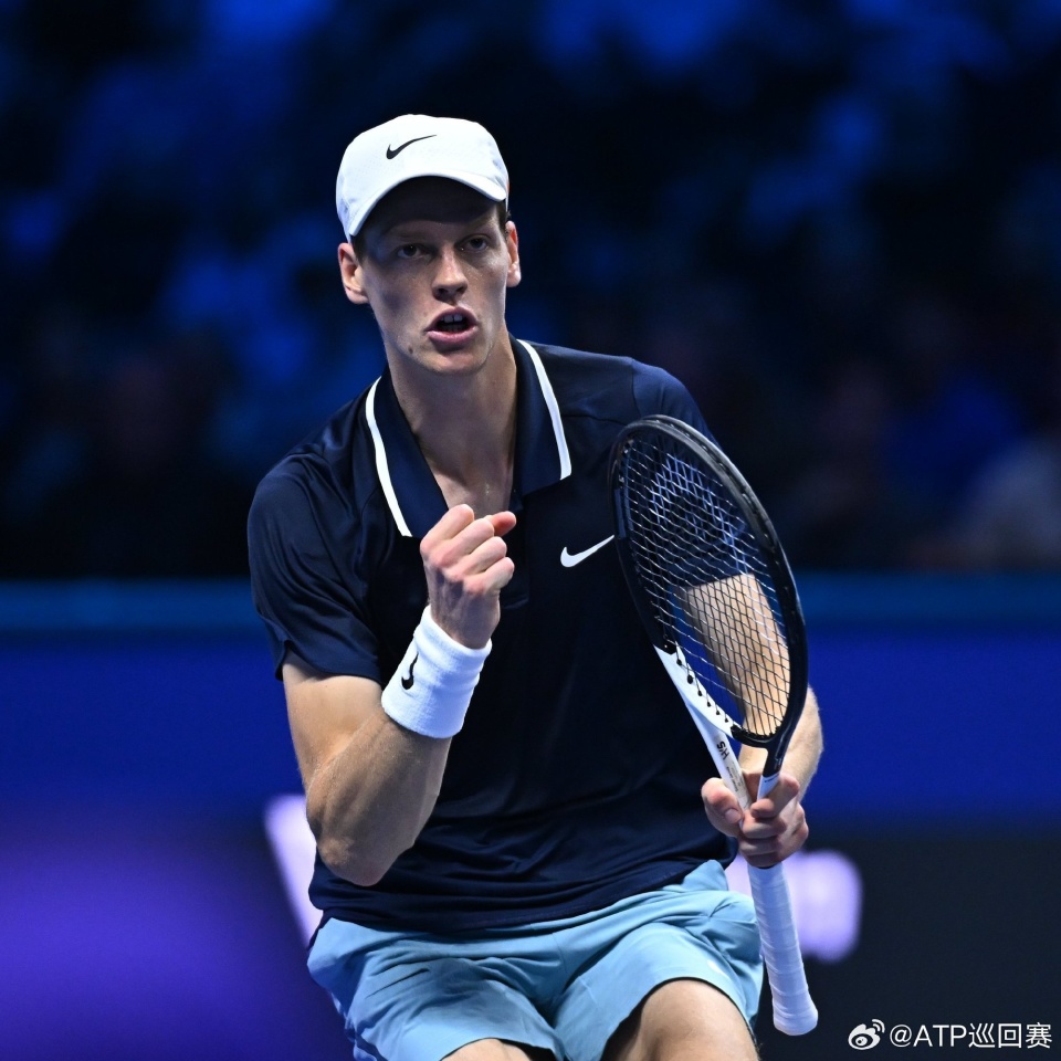 ATP年终总决赛辛纳收获两连胜，梅德维德夫取得赛事首胜，赛后回应堵住耳朵庆祝动作_腾讯新闻