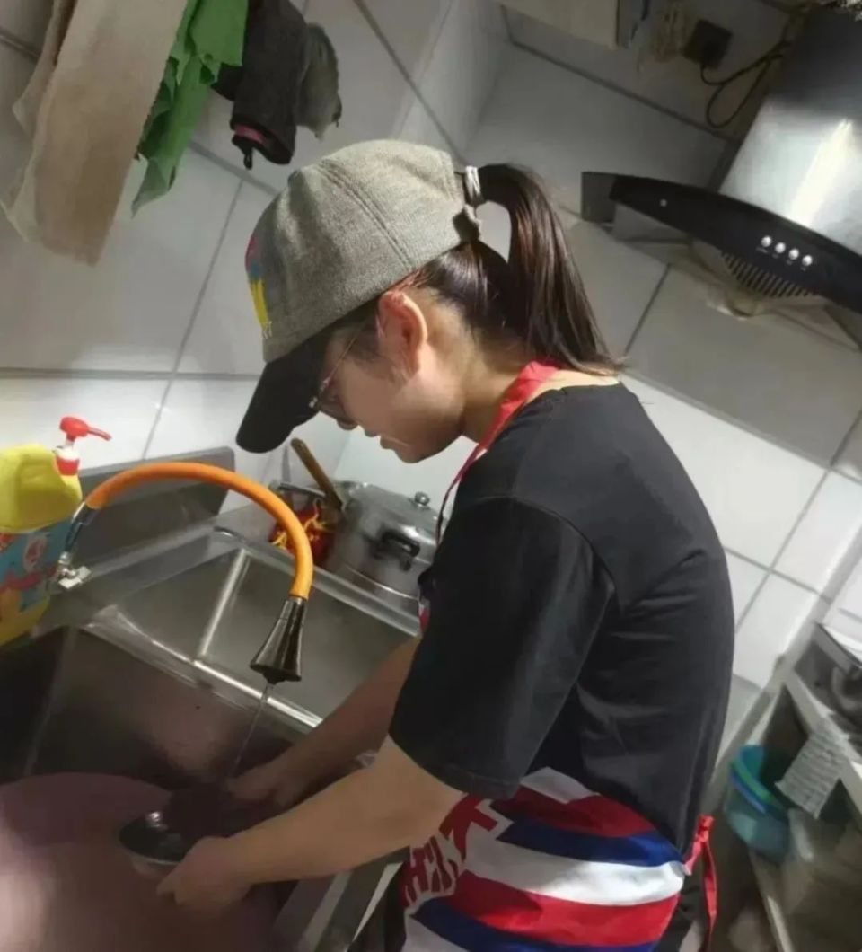 暑假两个月打三份工,懂事努力的她,还是凑不齐学费.