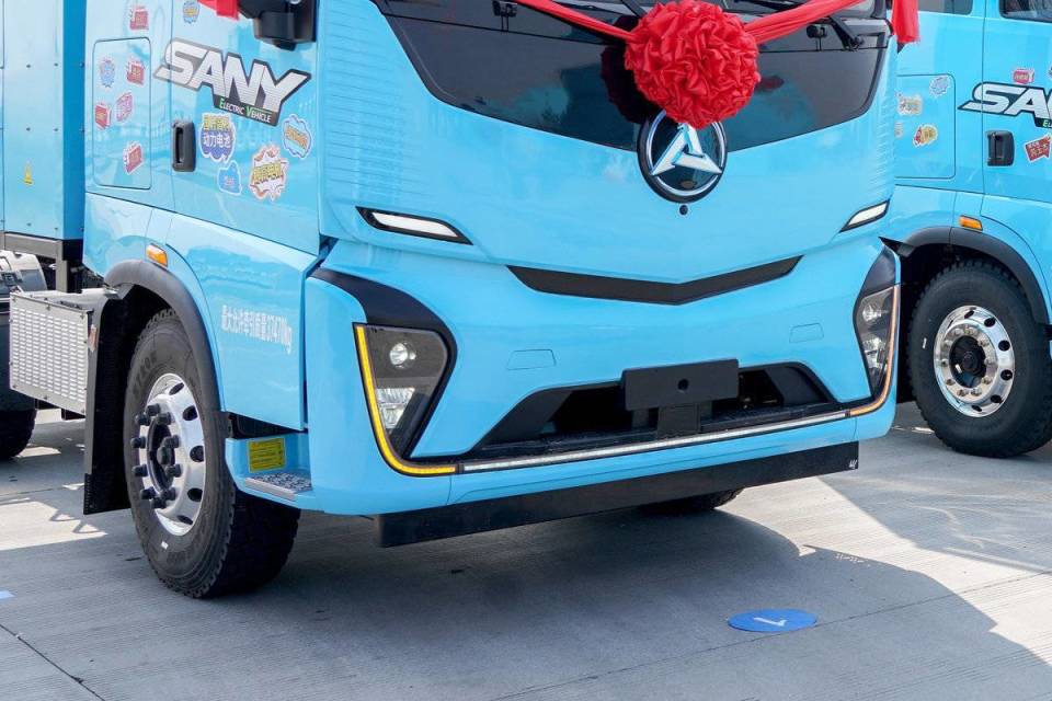 另外整车灯组适配也是极有亮点,首先三一江山se系列首创在电动车型