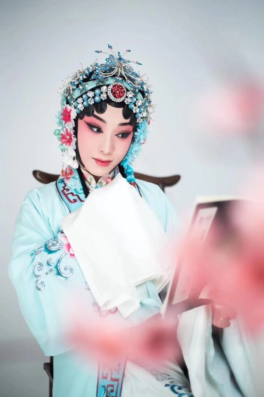 21岁女孩花光积蓄办豫剧团,曾靠直播唱戏凑工资,如今一年下乡演出600