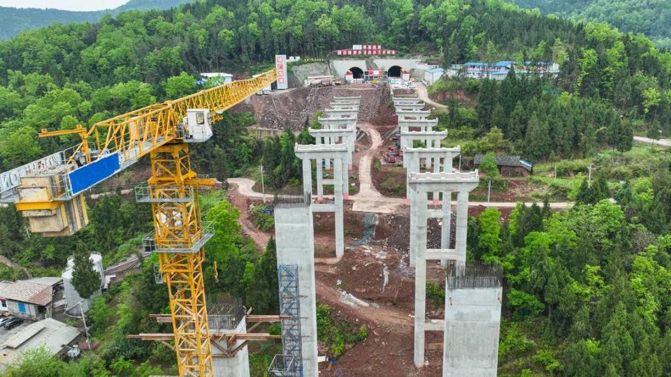 镇广高速通广段(平昌境)白衣1号隧道建设现场在平昌县城市智慧公交