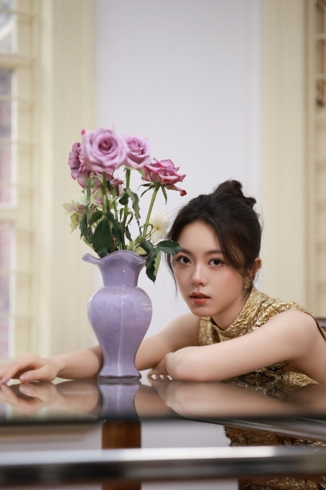 电鳗娱乐无袖鎏金裙映衬鎏金时刻赵今麦眼神如星辰