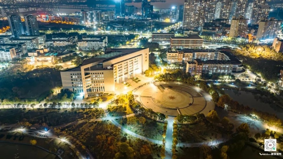 ▌夜幕下的纺大城市摄影队大学生小分队 余恒轩 摄于武汉纺织大学图书