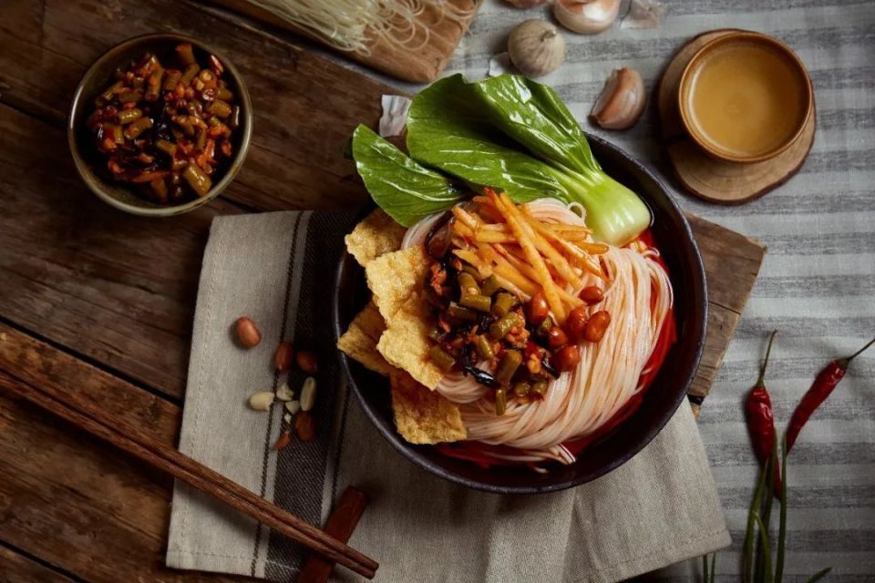 螺蛳粉螺蛳粉,桂林米粉等"群星"聚集美食区,游客可在美食区一次性吃
