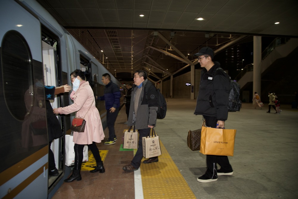 春节返乡是全国人过年的愿望记者直击深圳北站春运首班列车发车