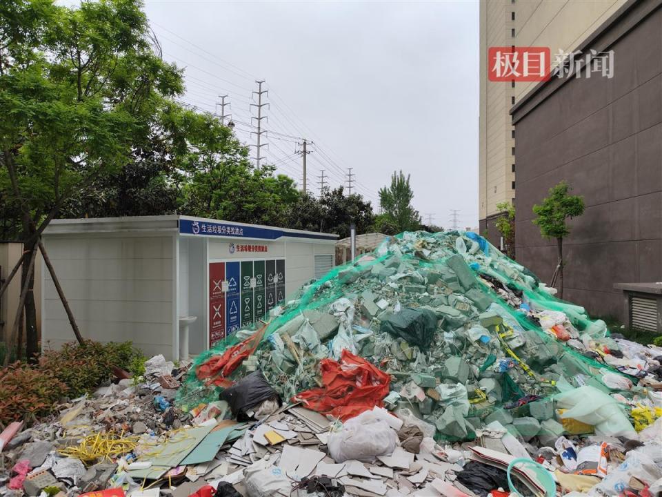 西安一回迁安置小区垃圾堆成“小山”，已有异味且苍蝇乱飞，多方回应_腾讯新闻