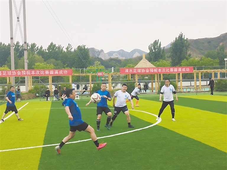 易县举行清西陵半程马拉松赛.