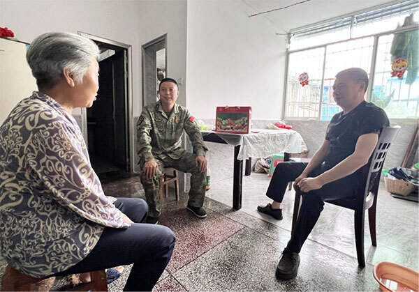 慰问活动,由镇党委委员,副镇长吴鲜龙带队,动员辖区企业"大乐购超市"