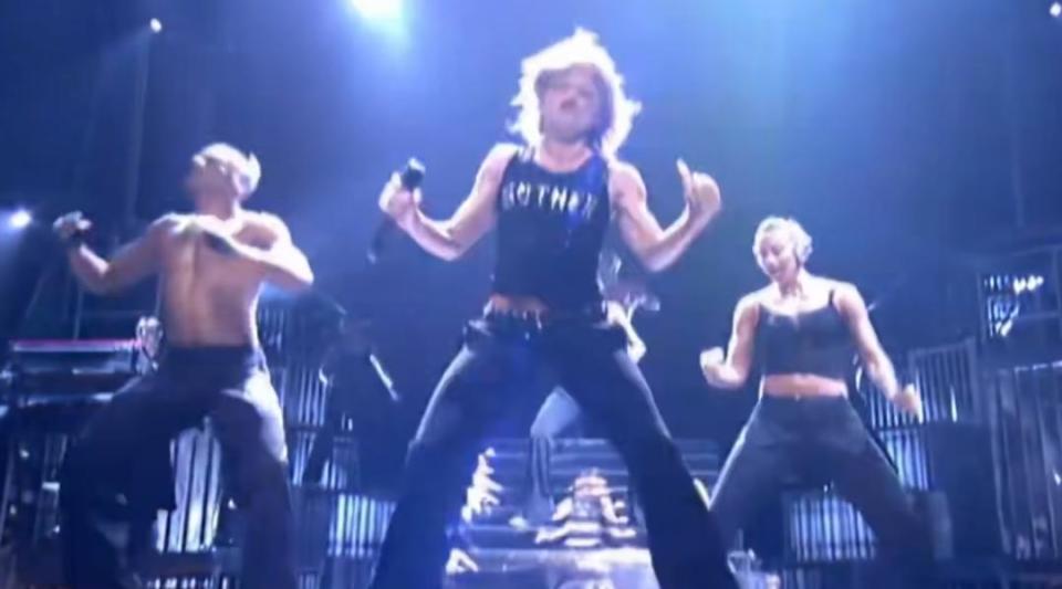 麦当娜16连蹲,霉霉每天一个半马,让我看到中外顶级偶像间的差距_腾讯