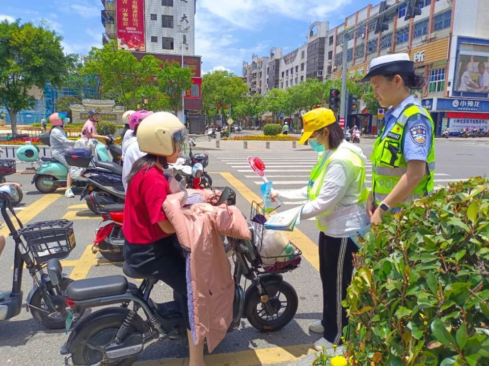 志愿者共同开展"文明交通志愿者劝导服务"活动,为群众出行营造安全