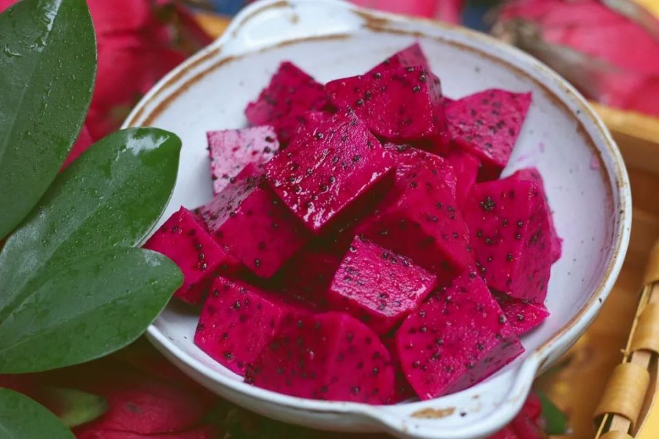 嫩滑!多汁!这颗红心火龙果,果肉自动"溜"进你的嘴里