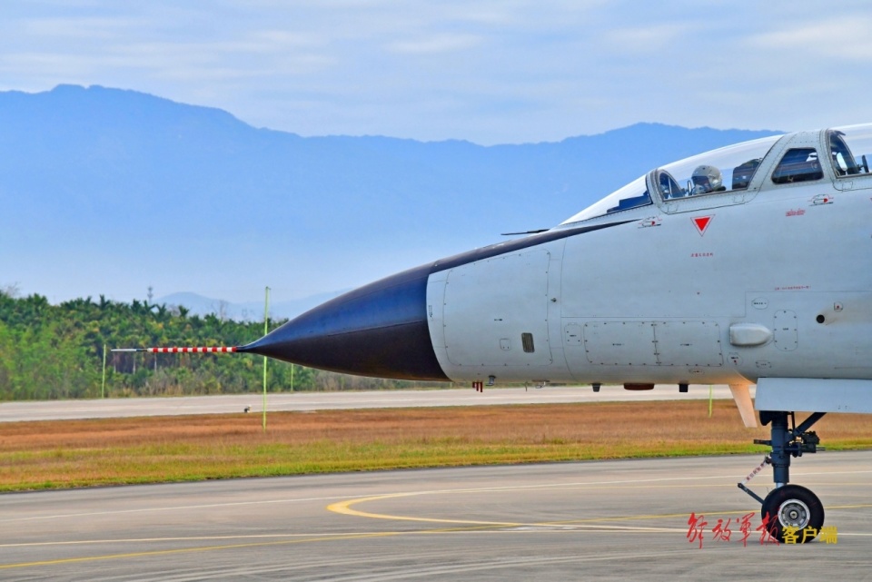 南部战区空军航空兵某旅组织飞行训练