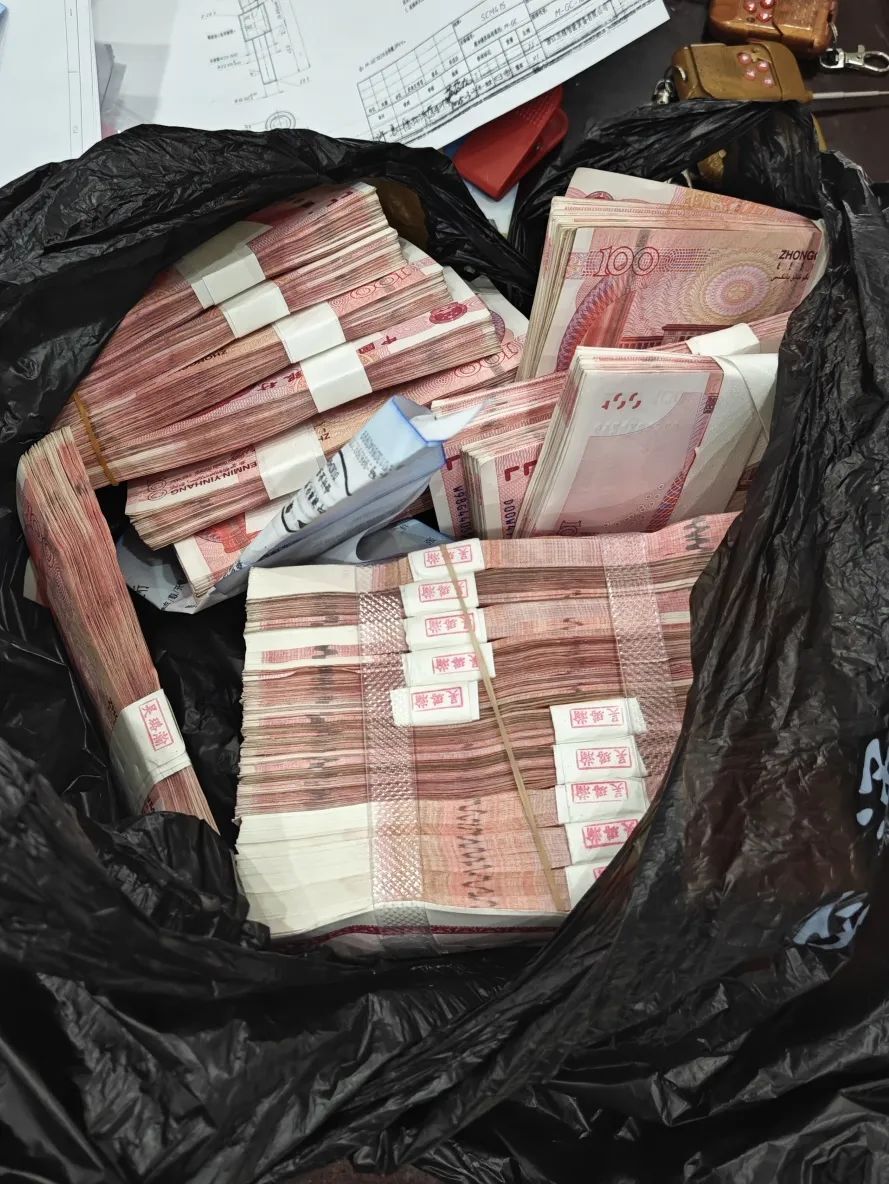 当场抓现行!2人被带走