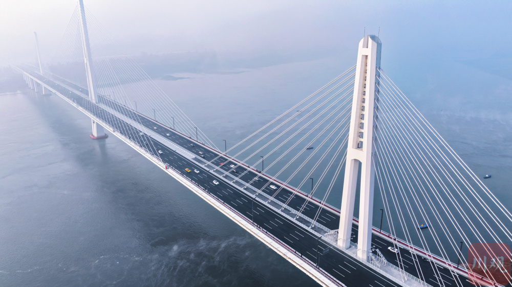 12月20日零时,邻玉长江大桥(原泸州长江六桥)正式通车,泸州市二环路