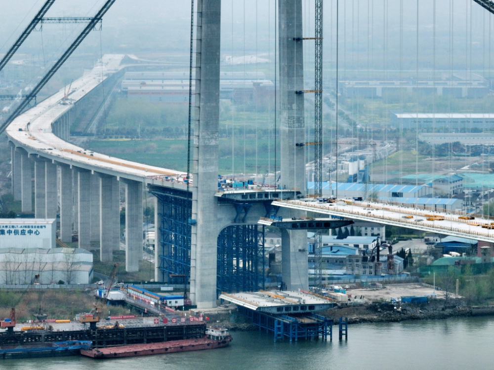 江苏扬州龙潭长江大桥进入合龙冲刺阶段