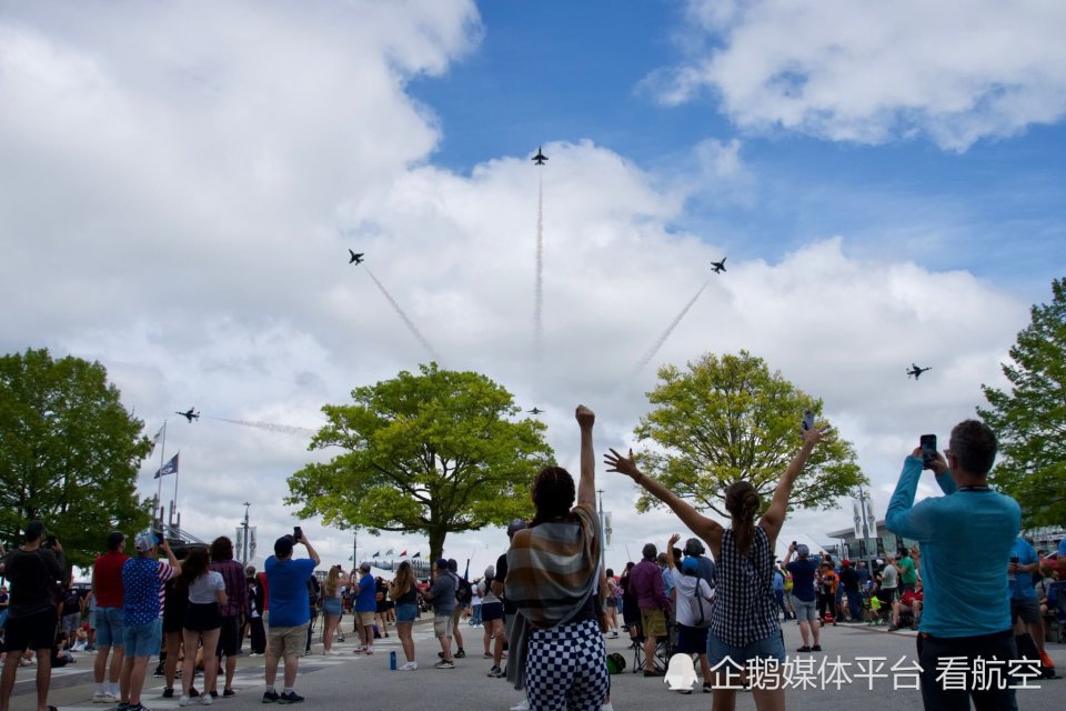 5月26日,美国雷鸟飞行表演队在第108届印第安纳波利斯500英里大奖赛