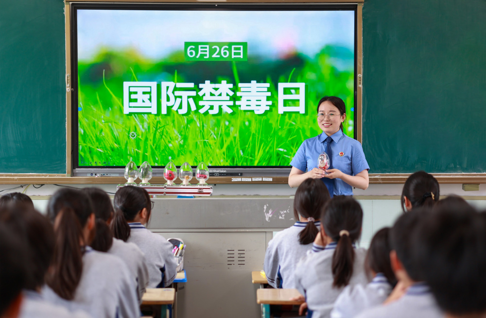 江苏省兴化市人民检察院法治宣讲团工作人员走进兴化市第一中学,通过