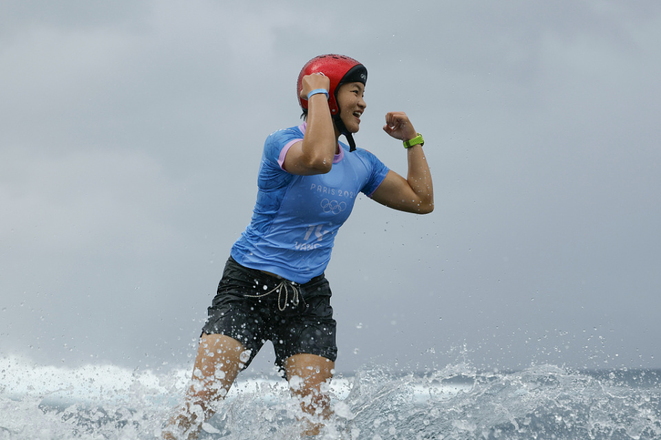 【奥运会】乘风破浪!中国首位奥运会冲浪小将杨思琪晋级女子16强