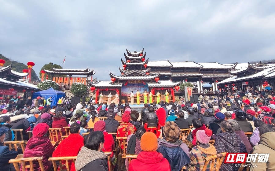 還開展了趕大集,辦年貨,賞美食活動,本地村民帶著自家綠色農產品,土家