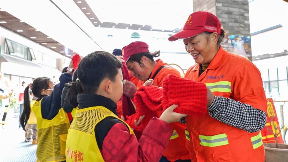 冬至饺子宴开席喽！武昌户部巷为环卫工人送上爱心饺子