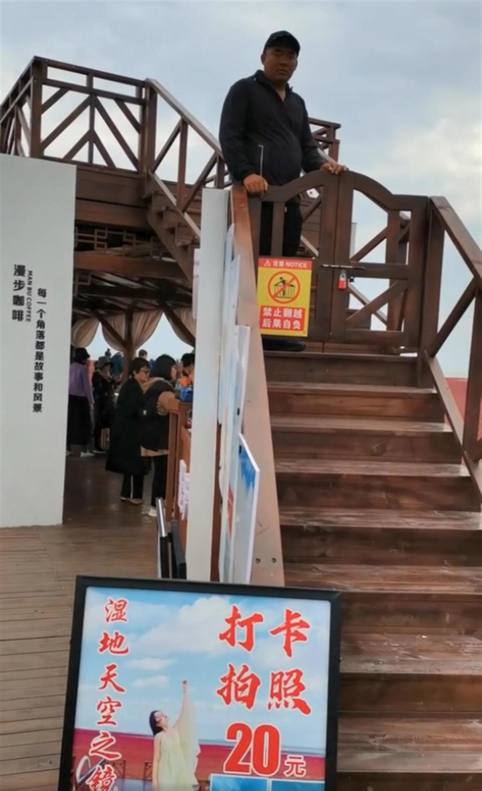 网友赵先生(化姓)反映,他来到辽宁盘锦红海滩国家风景廊道景区游玩