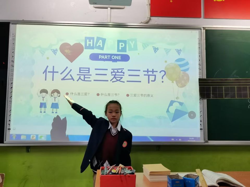 践行三爱三节争做文明学生上街区铝城小学举行主题升旗仪式