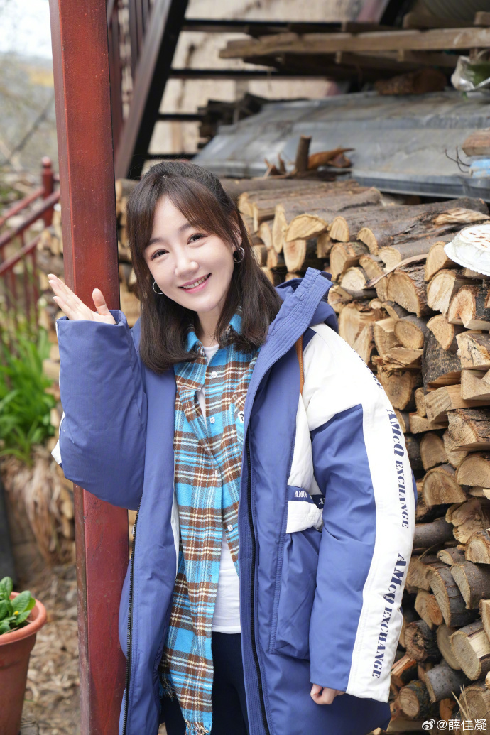 胡歌前任薛佳凝晒美照,笑容迷人超治愈,秒变最美女大学生_腾讯新闻