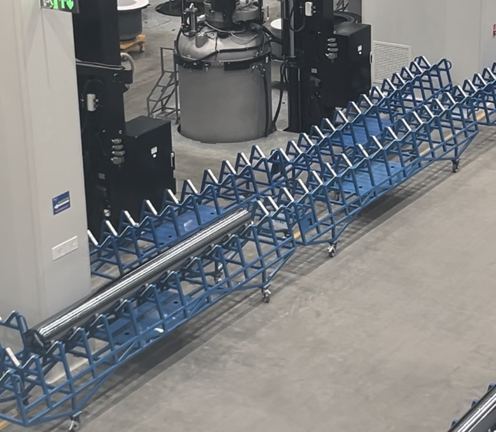 记者们走进装有384台单晶炉设备的单晶车间,该车间采用最新一代单晶降