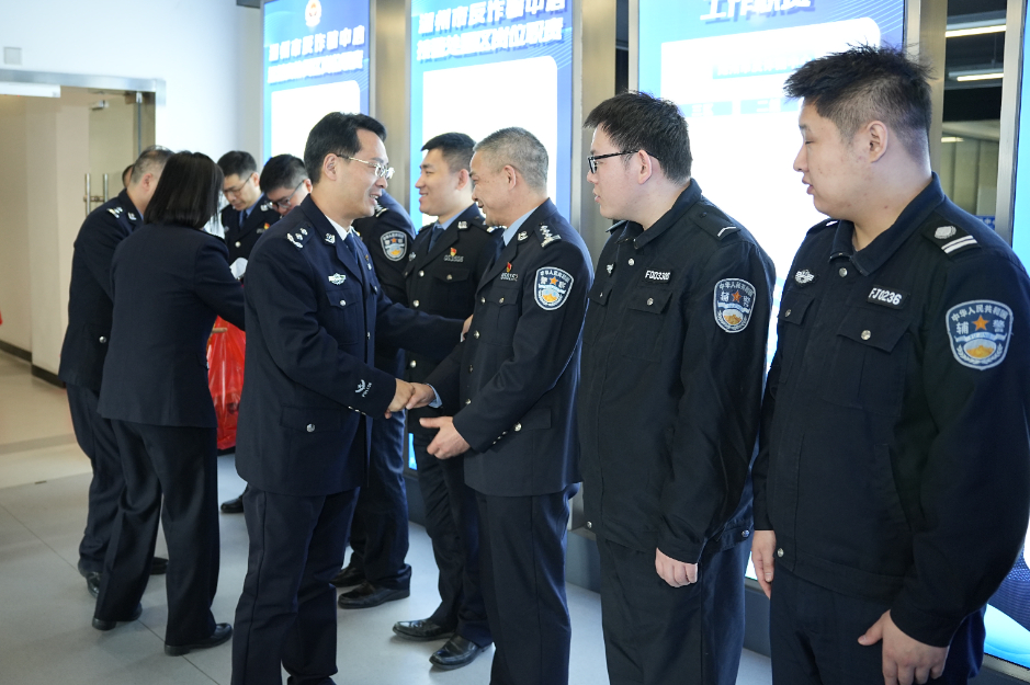 张宏亮检查春节安保并慰问坚守岗位的值班执勤人员
