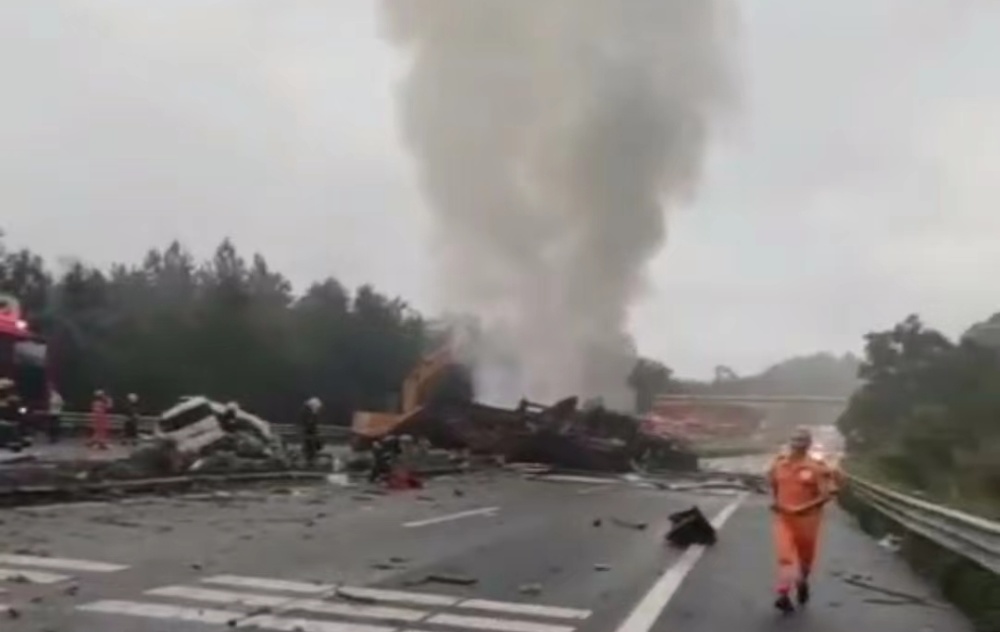 粤赣高速广东河源段发生三车碰撞事故，已致4人死亡今日热点-313啦实用网