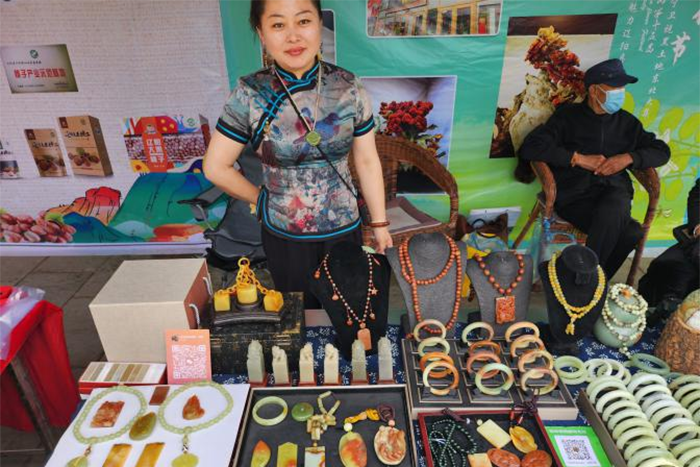 吉洞特色玉石展台成为本次活动中最受欢迎的展台之一,玉石制成地手镯