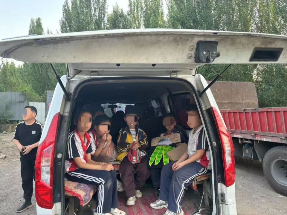 核载7人实载13人,原平一面包车超员被查获