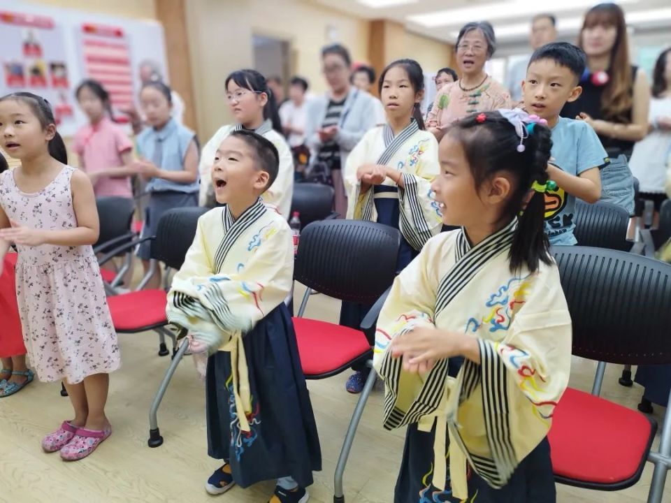 身着精美汉服,天目西路街道的孩子们来了场排箫初体验